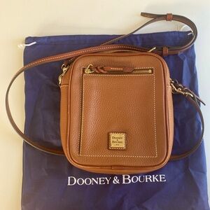 EUC Dooney & Bourke crossbody leather camera style bag